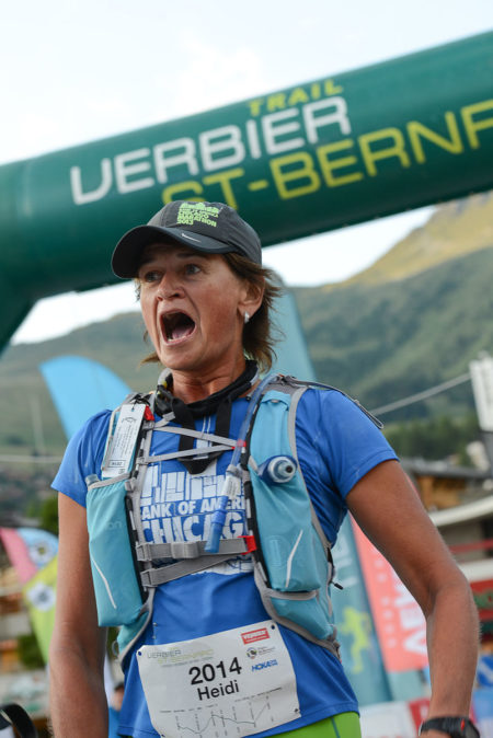 Photographe de trail running en Suisse : émotion d'une traileuse à son passage sur la ligne d'arrivée du TVSB