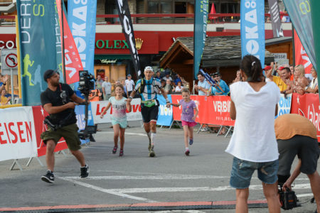 Photographe de trail running en Suisse : arrivée du français Arnaud Lejeune qui remporte la course X-Alpine du TVSB