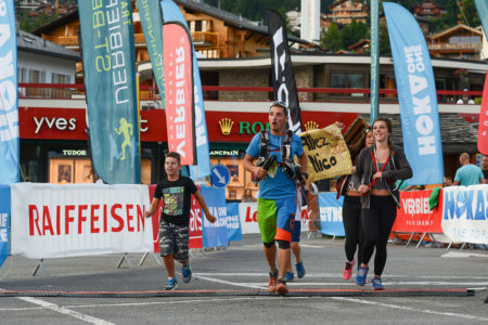 Photographe de trail running en Suisse : arrivée en famille sur la ligne d'arrivée