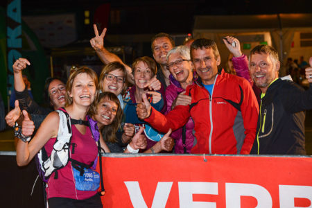 Photographe de trail running en Suisse : le soutient de la famille d'une traileuse à son arrivée de nuit sur le TVSB