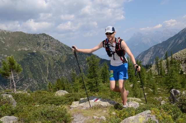 Photographe de trail running en Suisse : sourire d'un trailer pendant l'ascension du col de la Breya