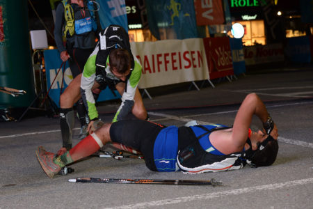 Photographe de trail running en Suisse : les crampes d'un coureur sur la ligne d'arrivée