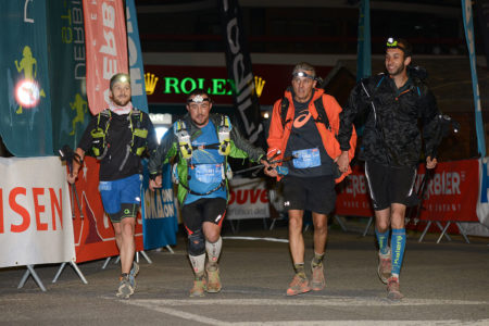 Photographe de trail running en Suisse : arrivée de nuit pour plusieurs coureurs du TVSB