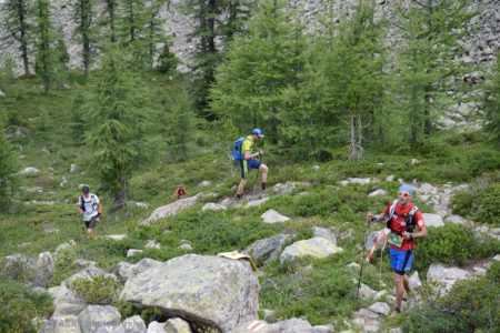Photographe De Trail Running En Suisse : Ascension Entre Forêt Et Pierriers