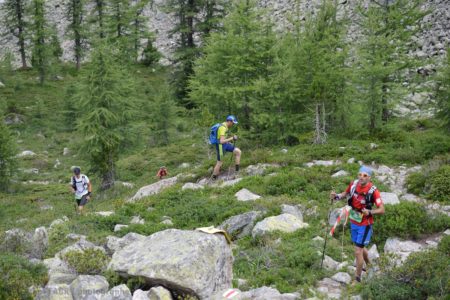Photographe de trail running en Suisse : ascension entre forêt et pierriers