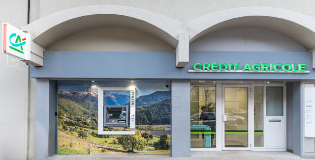 Photographe en décoration de bureaux dans les Alpes : façade de l'agence Crédit Agricole Aiguebelle