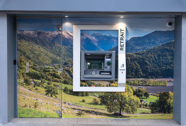 Photographe en décoration de bureaux dans les Alpes : distributeur automatique de l'agence Crédit Agricole Aiguebelle