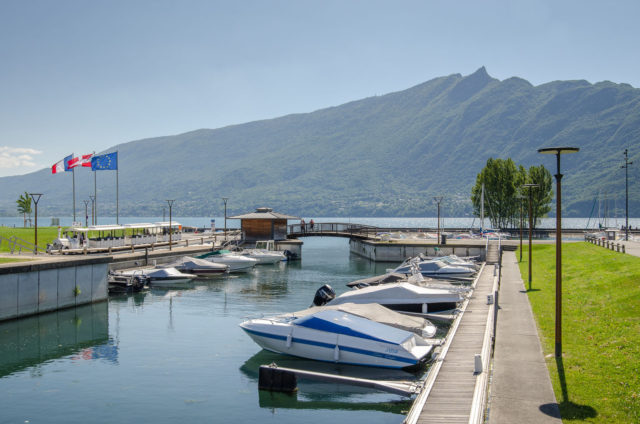 Photographe urbanisme pour une collectivité dans les Alpes (Aix-les-Bains) : le port du Tillet sur le Lac du Bourget, face au mont du Chat