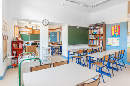 Photographe architecture en Savoie pour une collectivité : salle de classe dans la partie historique du bâtiment