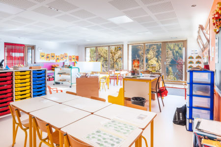 Photographe architecture en Savoie pour une collectivité : salle de classe avec une vue imprenable sur la nature