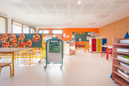 Photographe architecture en Savoie pour une collectivité : mobilier de classe sur roulettes