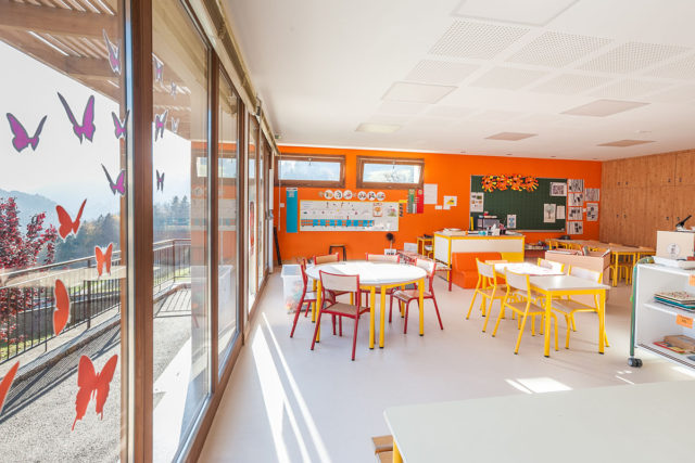 Photographe architecture en Savoie pour une collectivité : une baie vitrée borde la salle de classe