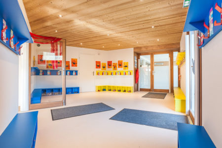Photographe Architecture En Savoie Pour Une Collectivité : Hall D'entrée De L'école Et Ses Porte-manteaux Et Casiers à Chaussures