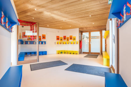 Photographe architecture en Savoie pour une collectivité : hall d'entrée de l'école et ses porte-manteaux et casiers à chaussures