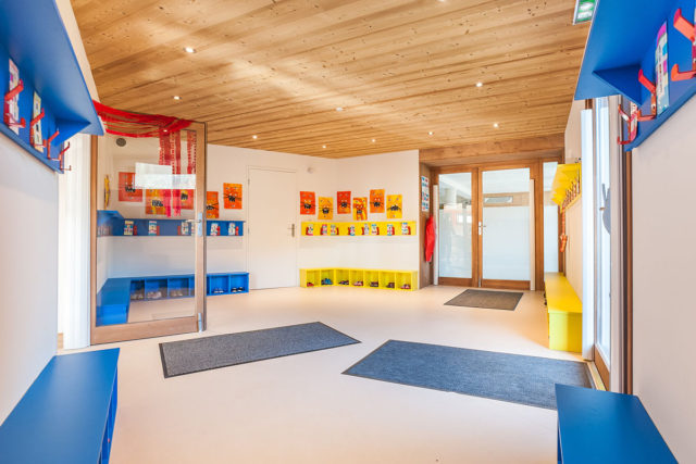 Photographe architecture en Savoie pour une collectivité : hall d'entrée de l'école et ses porte-manteaux et casiers à chaussures