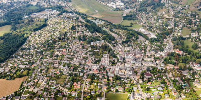 Photographe en décoration de bureaux dans les Alpes : photo aérienne de Challes-les-Eaux