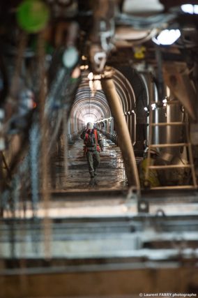 photographe industriel en Auvergne Rhône Alpes : vue à travers un portique