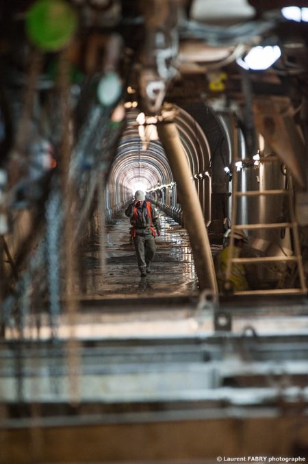 photographe industriel en Auvergne Rhône Alpes : vue à travers un portique