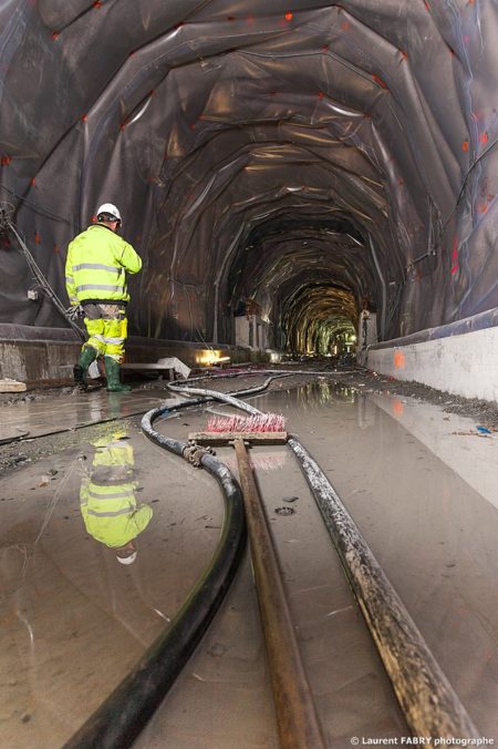 photographe industriel en Auvergne Rhône Alpes : humidité maximale au sol du tunnel du Siaix