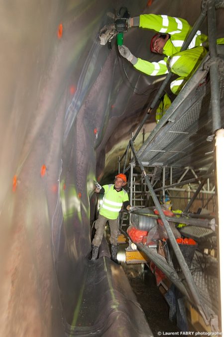 photographe industriel en Auvergne Rhône Alpes : mise en place de l'étanchéité du tunnel