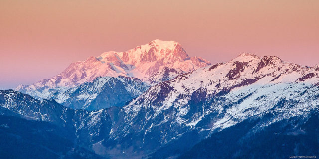 Photographe en décoration de bureaux dans les Alpes : coucher de soleil sur le Mont Blanc depuis les Hurtières
