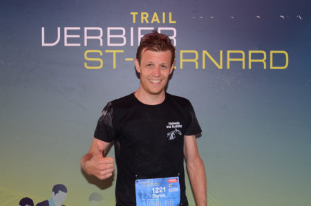 Photographe de trail running en Suisse : un jeune coureur pose pour sa photo finisher