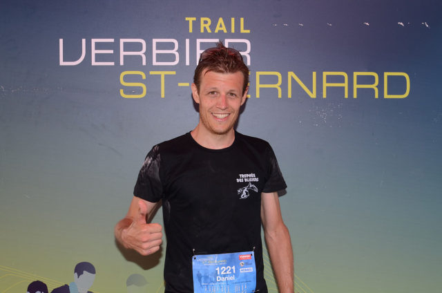 Photographe de trail running en Suisse : un jeune coureur pose pour sa photo finisher