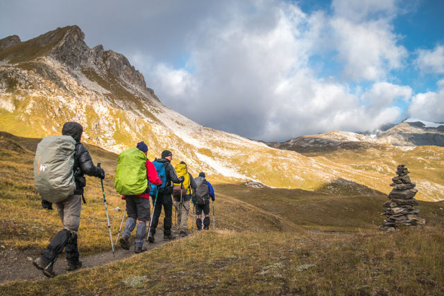 Photographe sport de montagne outdoor en Vanoise : passage près d'un cairn