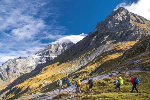 Photographe sport de montagne outdoor en Vanoise : traversée d'une vallée des Alpes