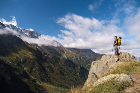 Photographe sport de montagne outdoor en Vanoise : portrait de randonneur sur un piton rocheux