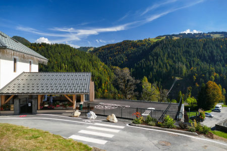 Photographe Architecture En Savoie Pour Une Collectivité : Parvis De L'école Devant Le Passage Piéton