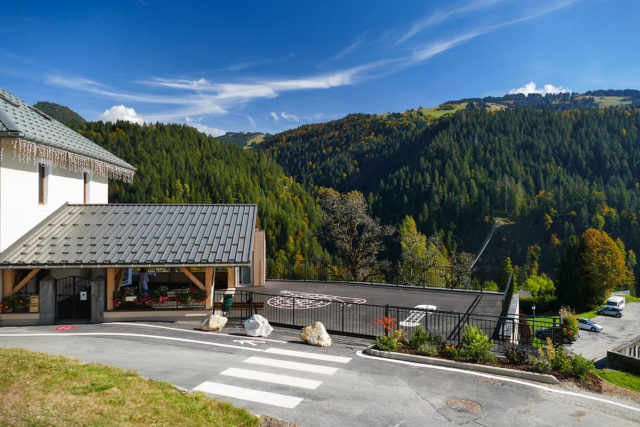 Photographe architecture en Savoie pour une collectivité : parvis de l'école devant le passage piéton