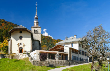 Photographe architecture en Savoie pour une collectivité : extension de l'école de Saint-Nicolas-la-Chapelle au cœur du village