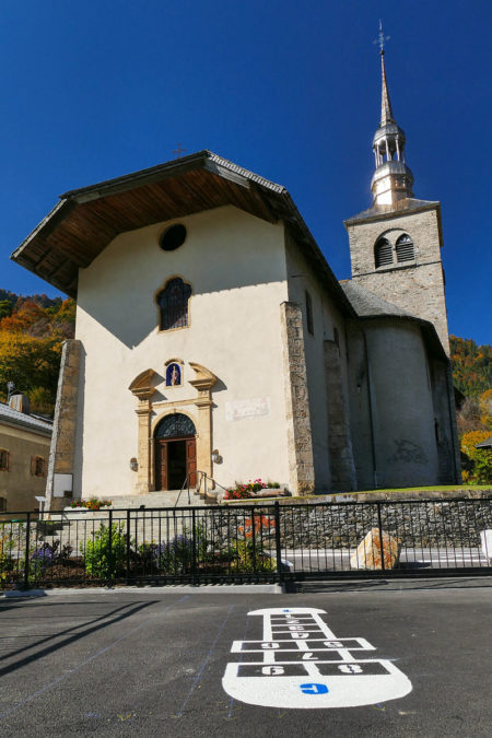 Photographe architecture en Savoie pour une collectivité : la marelle de la cour d'école devant l'église de Saint-Nicolas-la-Chapelle