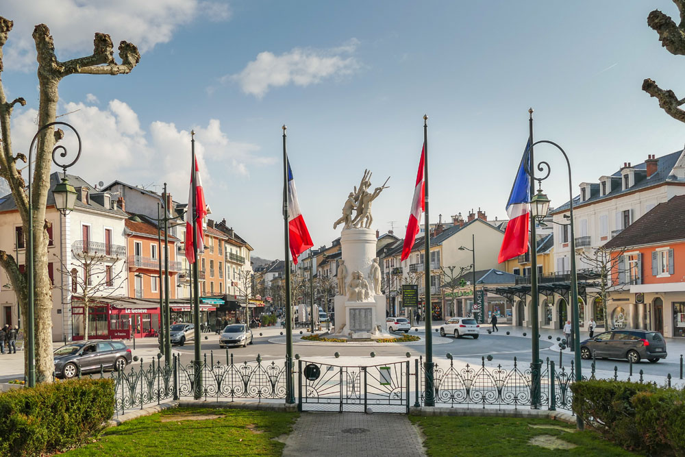 Photographe urbanisme pour une collectivité dans les Alpes (Aix-les-Bains) : Monument aux morts de la guerre de 14-18 depuis le square Alfred Boucher