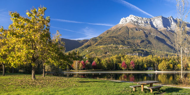 Photographe en décoration de bureaux dans les Alpes : le lac de Carouge et la dent d'Arclusaz