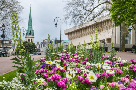 Photographe urbanisme pour une collectivité dans les Alpes (Aix-les-Bains) : les massifs de fleurs au printemps dans les jardins du parc thermal