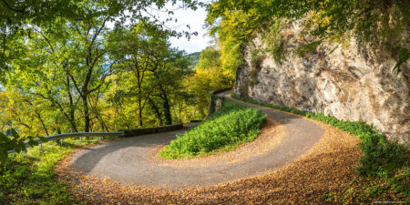 Photographe En Décoration De Bureaux Dans Les Alpes : Lacet D'une Petite Route De Montagne Entre Aiguebelle Et Montsapey, En Automne