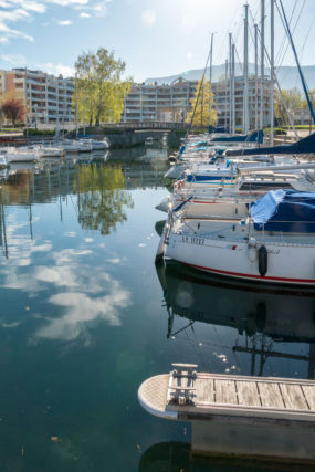 Photographe urbanisme pour une collectivité dans les Alpes (Aix-les-Bains) : le port de plaisance et les appartements au bord du Lac du Bourget, face au mont du Chat