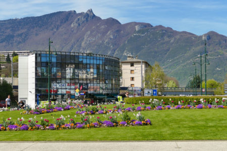 Photographe urbanisme pour une collectivité dans les Alpes (Aix-les-Bains) : fleurissement au printemps face à la chaine de l'Epine et la dent du Chat