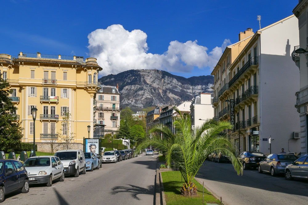 Photographe urbanisme pour une collectivité dans les Alpes (Aix-les-Bains) : l'avenue Charles de Gaule, sous le Mont Revard