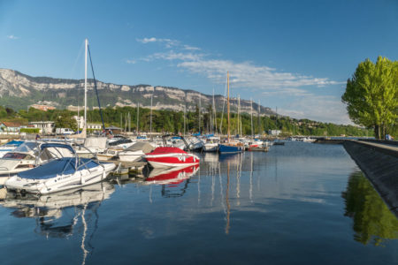 Photographe urbanisme pour une collectivité dans les Alpes (Aix-les-Bains) : le port du Tillet sur le Lac du Bourget, sous le massif des Bauges