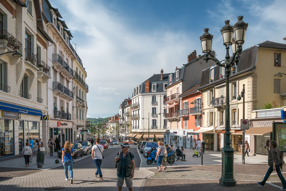 Photographe urbanisme pour une collectivité dans les Alpes (Aix-les-Bains) : scène de rue a l'intersection de la rue de Genève et la rue du Casino