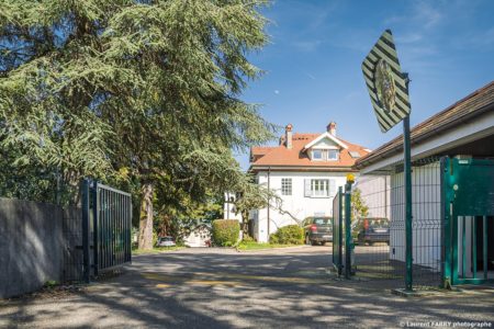 Photographe immobilier pour un appartement près d'Annecy : le portail électrique à l'entrée de la résidence