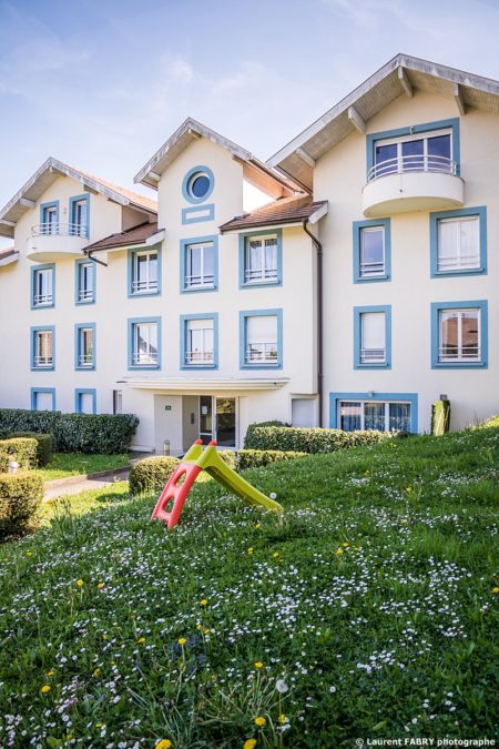 Photographe immobilier pour un appartement près d'Annecy : la façade d'un des bâtiment de cette résidence