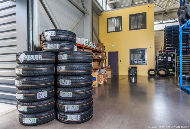 photographe industrie automobile, bureaux de logistique de pneus en Savoie