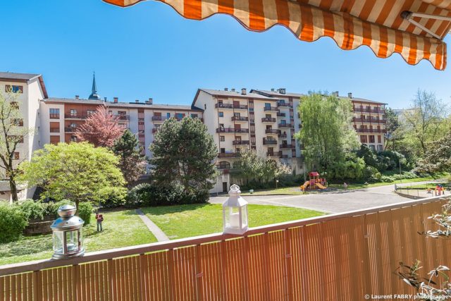 Photographe immobilier pour un appartement à Chambéry : beau balcon ouvert sur un parc sans vis-à-vis