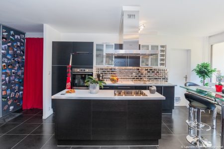 Photographe immobilier pour un appartement à Chambéry : la cuisine vue de face
