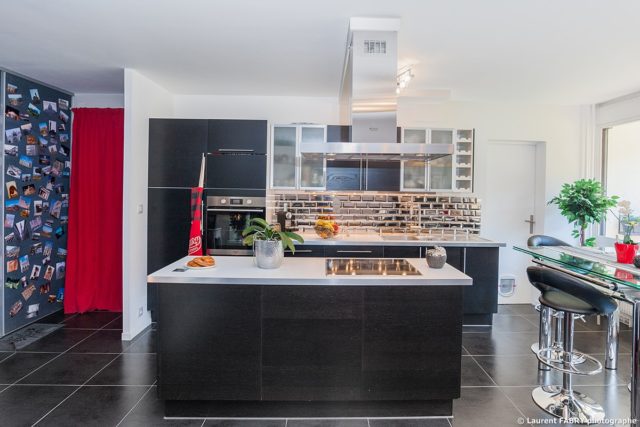 Photographe immobilier pour un appartement à Chambéry : la cuisine vue de face