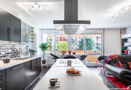 Photographe immobilier pour un appartement à Chambéry : îlot central de cuisine et sa hotte